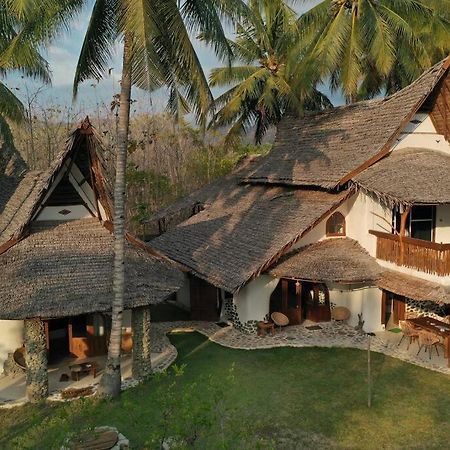 Beach-Front Sumbawa Surf House Lemonga Exteriör bild