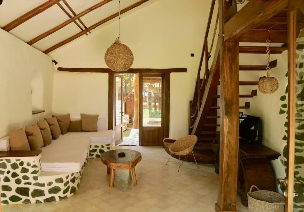 Beach-Front Sumbawa Surf House Lemonga Exteriör bild