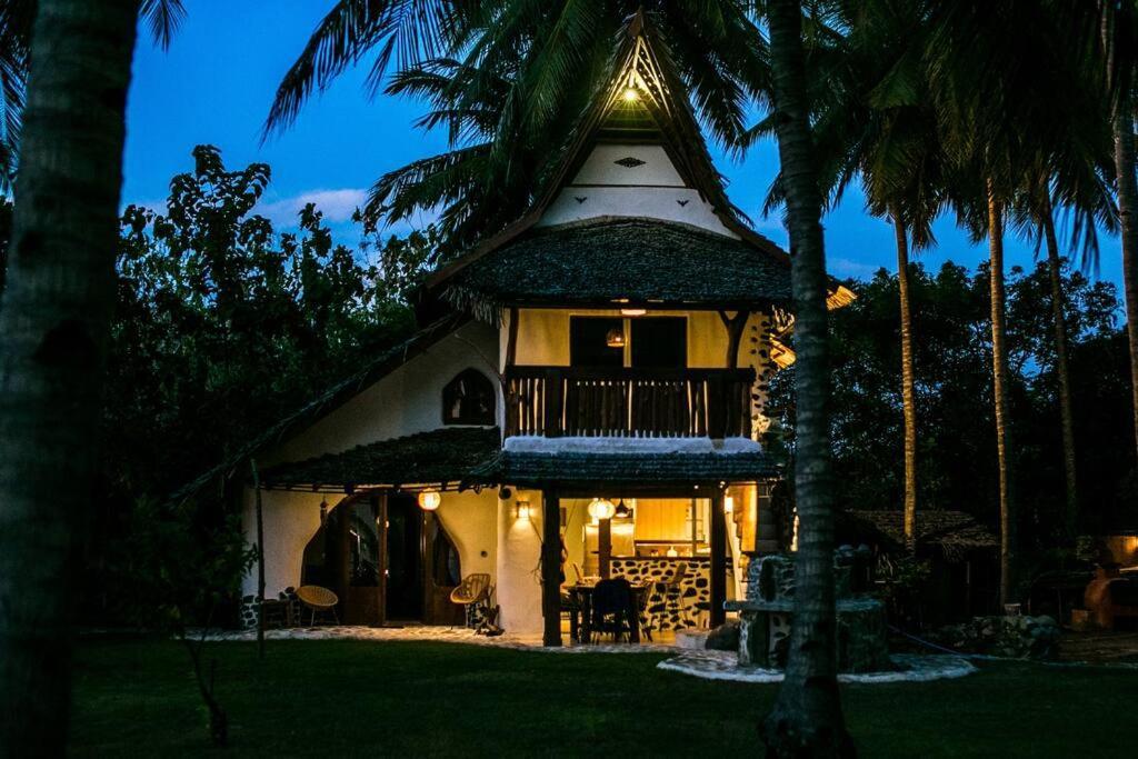 Beach-Front Sumbawa Surf House Lemonga Exteriör bild