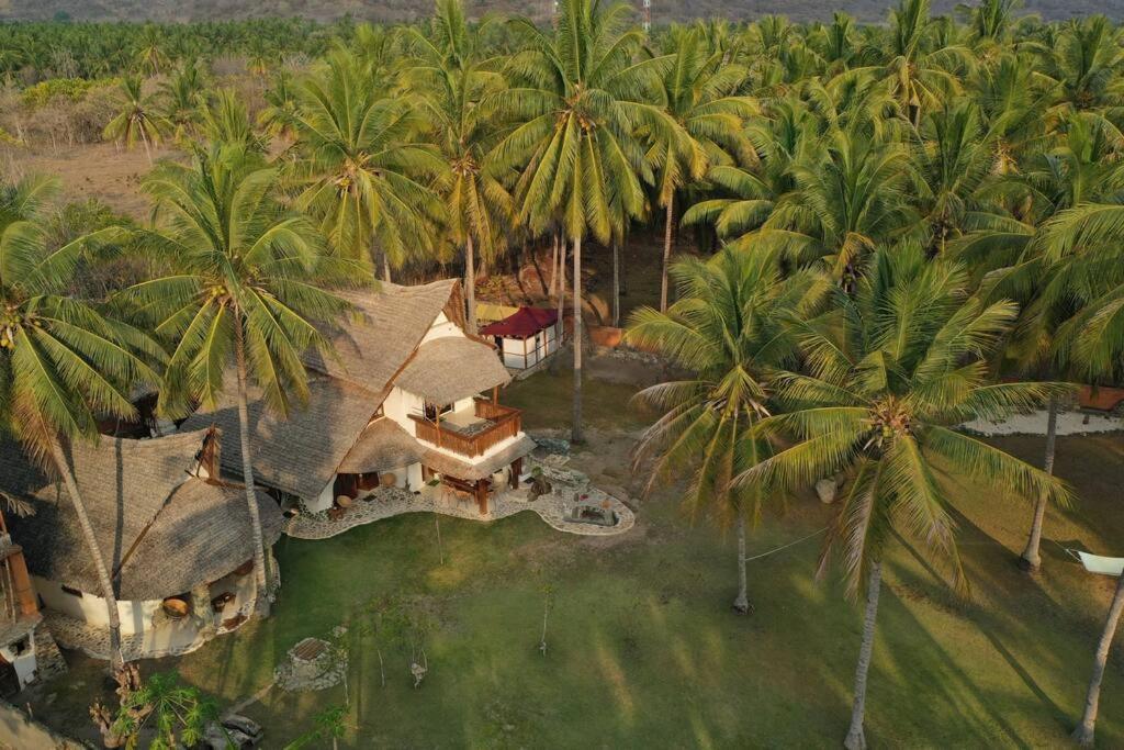 Beach-Front Sumbawa Surf House Lemonga Exteriör bild