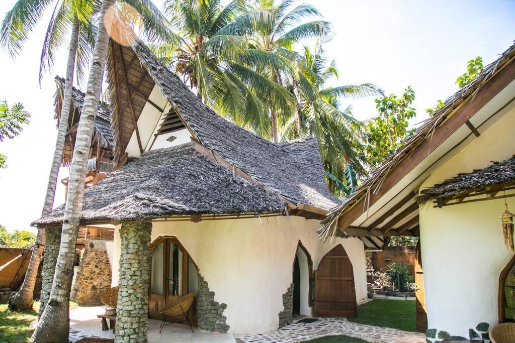 Beach-Front Sumbawa Surf House Lemonga Exteriör bild