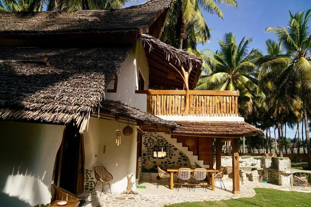 Beach-Front Sumbawa Surf House Lemonga Exteriör bild