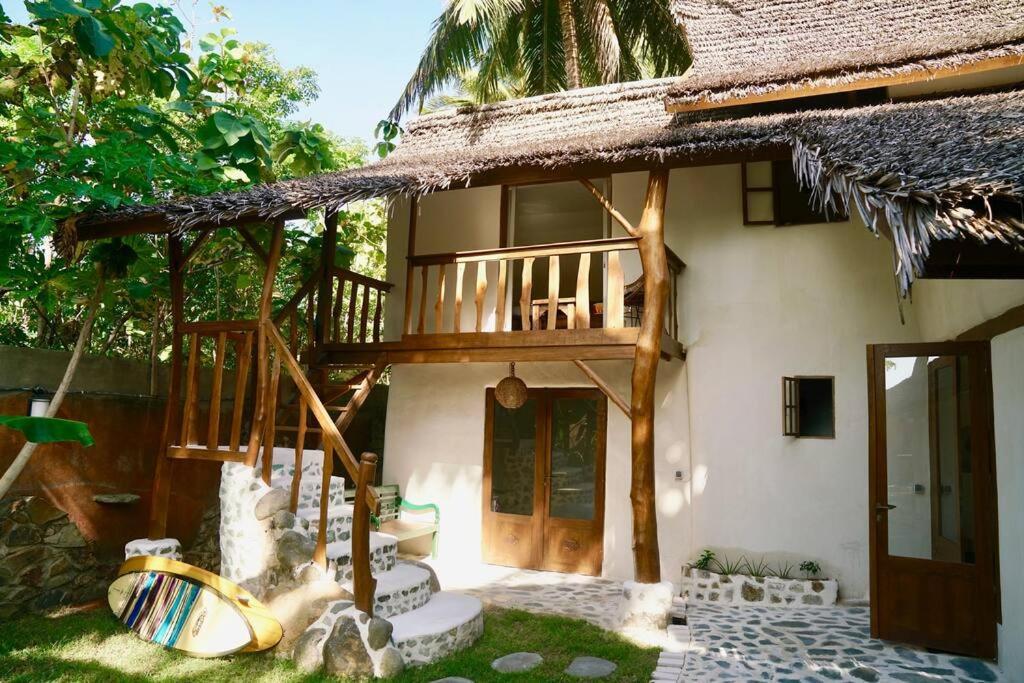Beach-Front Sumbawa Surf House Lemonga Exteriör bild