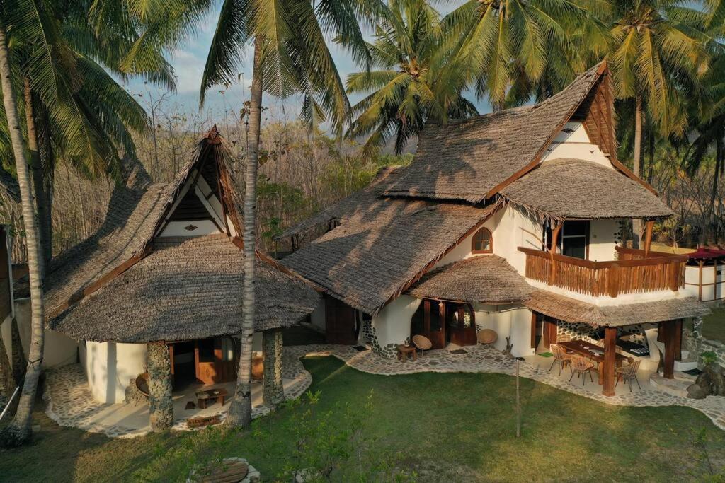 Beach-Front Sumbawa Surf House Lemonga Exteriör bild